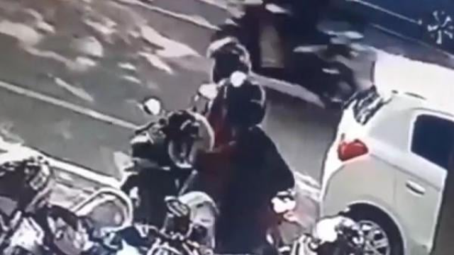 Maling Kocak Gagal Curi Helm Malah Motornya Ditinggalkan